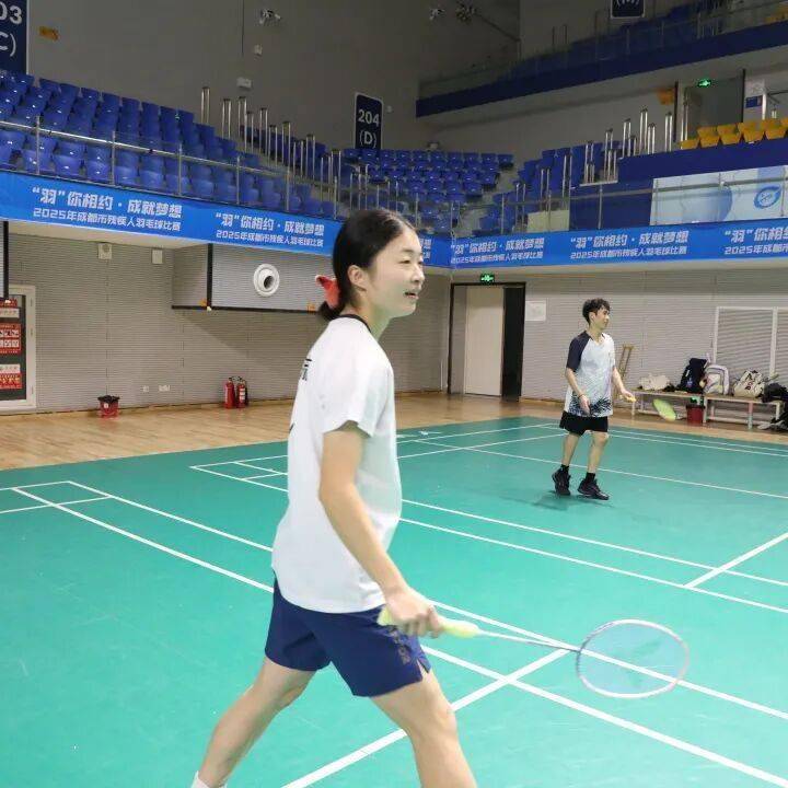 邛崃女孩站上羽毛球全国赛事领奖台