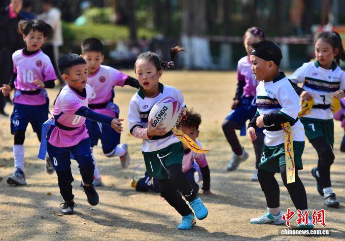福州：娃娃们比拼橄榄球