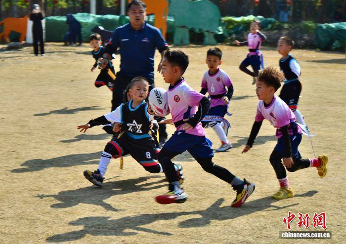 福州：娃娃们比拼橄榄球
