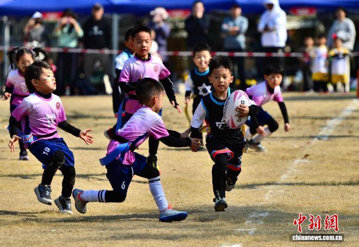 福州：娃娃们比拼橄榄球