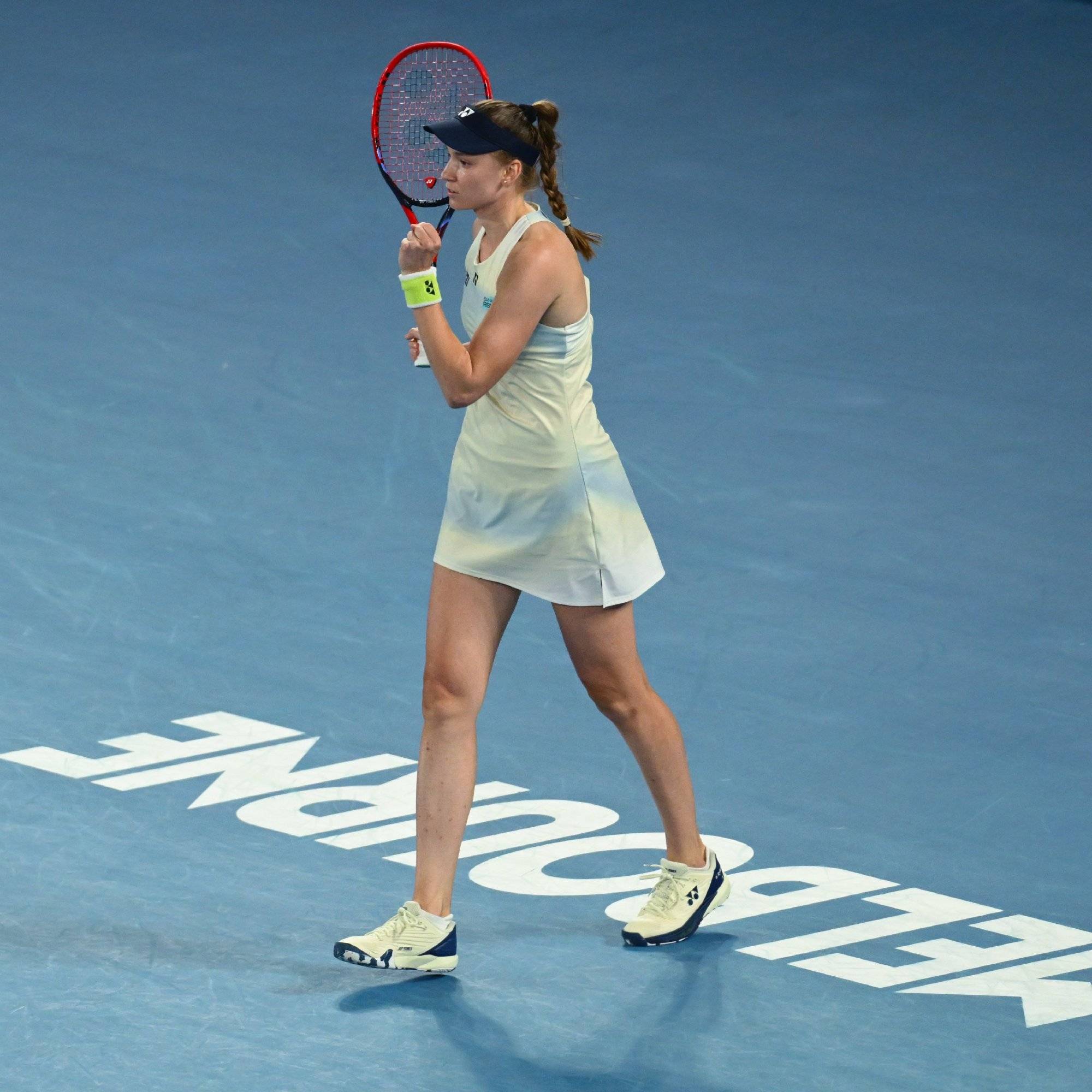 莱巴金娜首夺澳网冠军，萨巴伦卡连续两年获得亚军