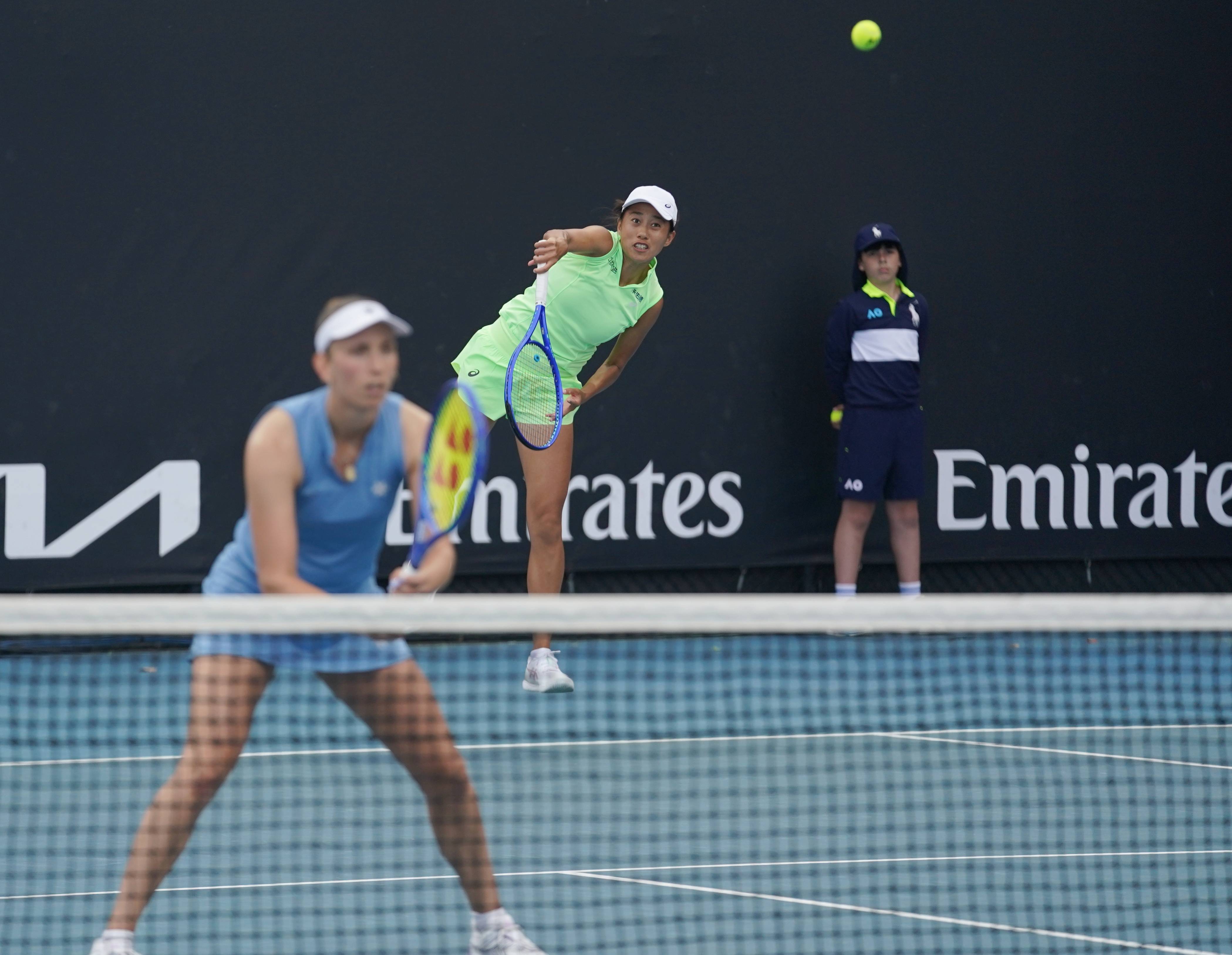 （体育）网球——澳网：张帅/梅尔滕斯女双首轮晋级