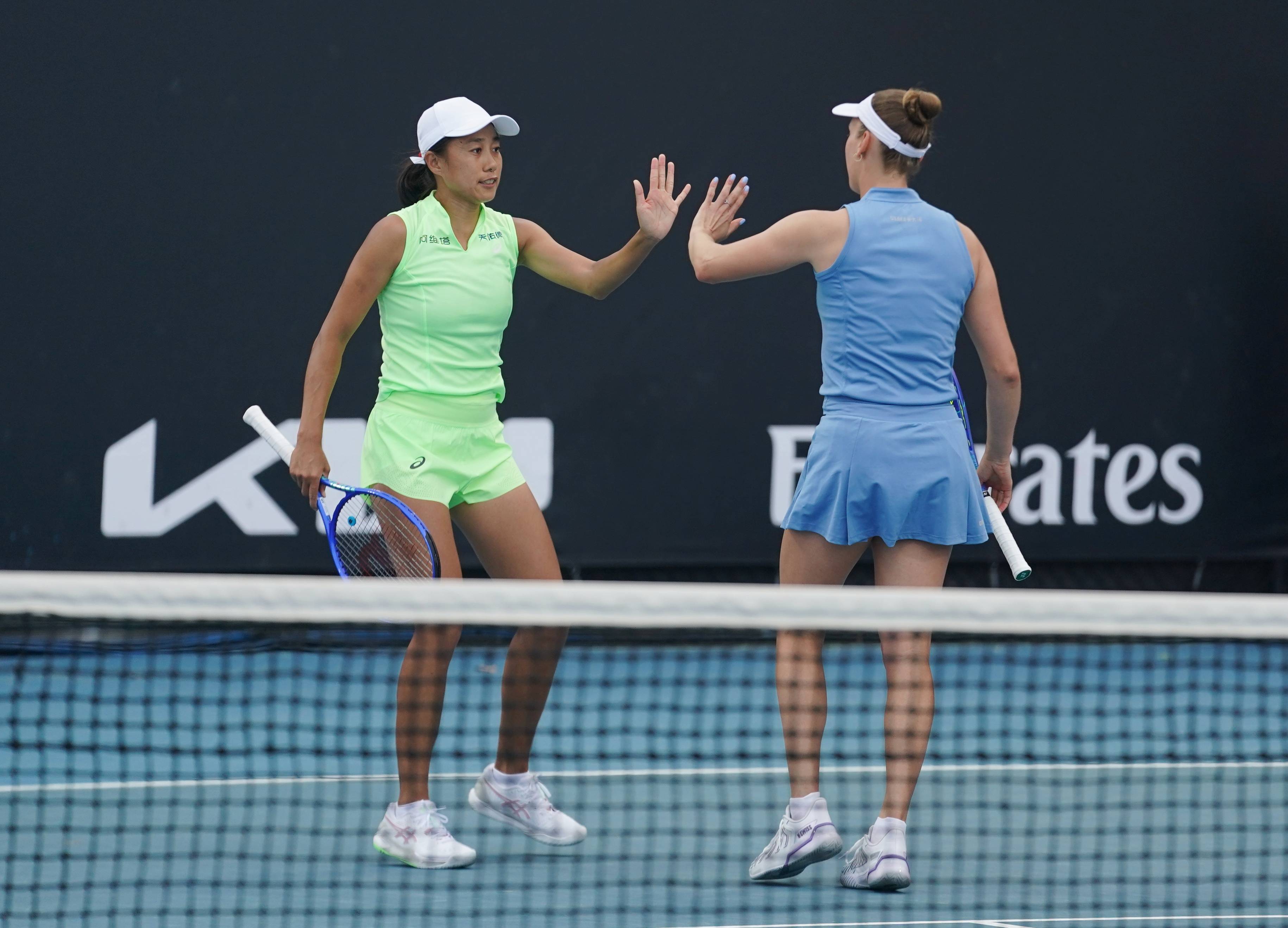 （体育）网球——澳网：张帅/梅尔滕斯女双首轮晋级